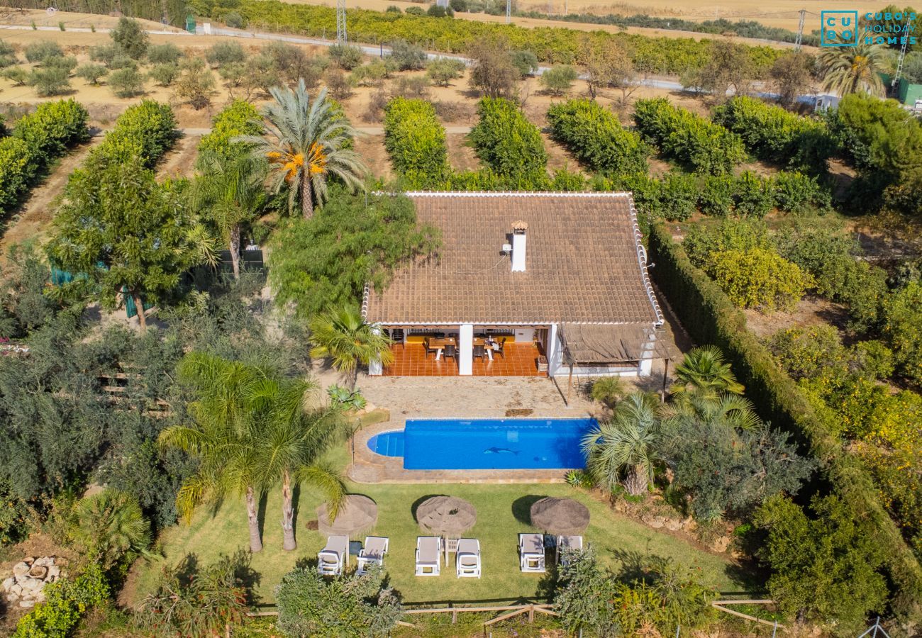 Piscine privée et intime dans un cadre champêtre.