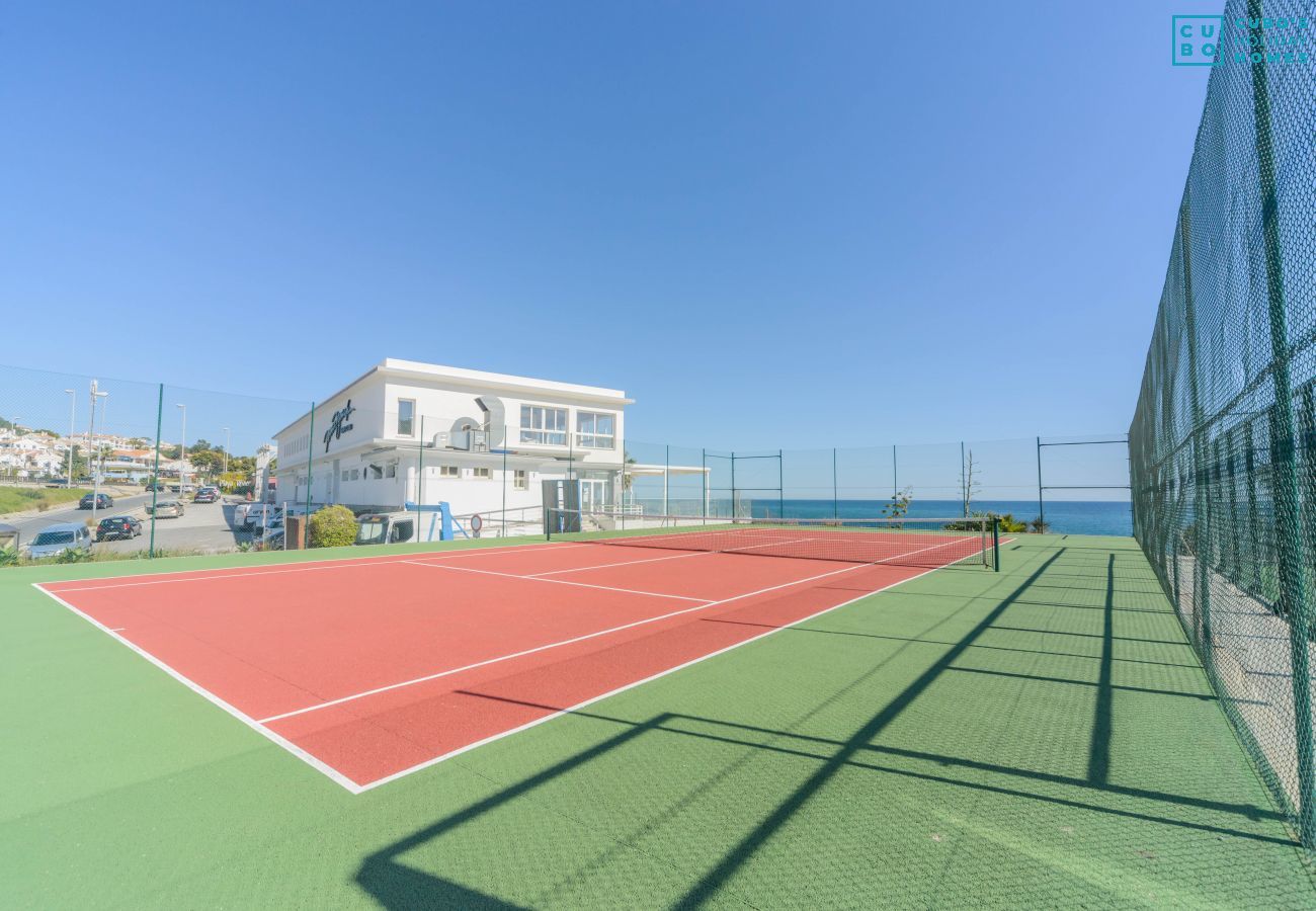 Court de tennis de cet appartement à Marbella