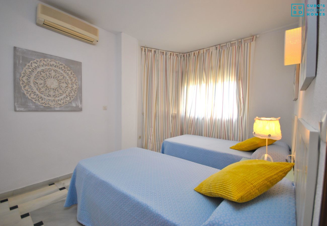 Chambre simple de cet appartement à Marbella