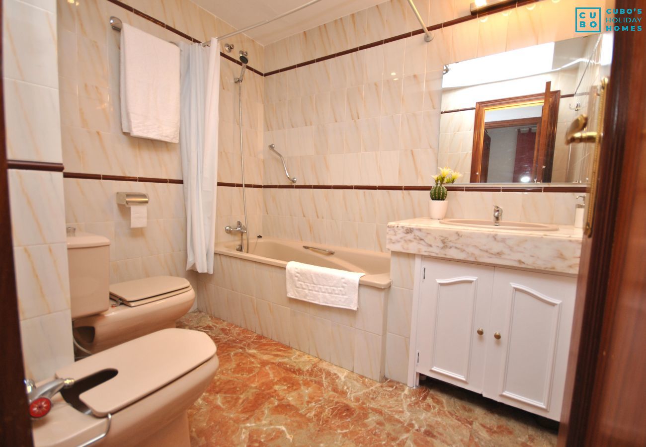 Salle de bain de cet appartement à Marbella