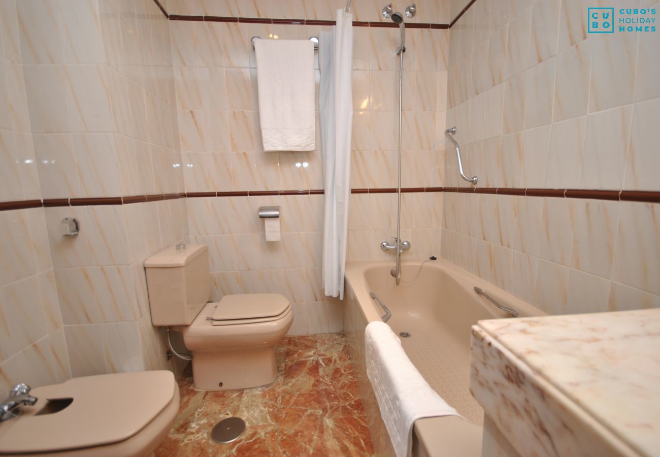 Salle de bain de cet appartement à Marbella