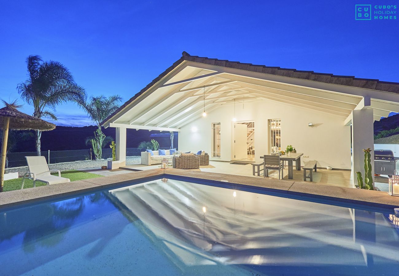 Piscine et extérieur de cette Villa