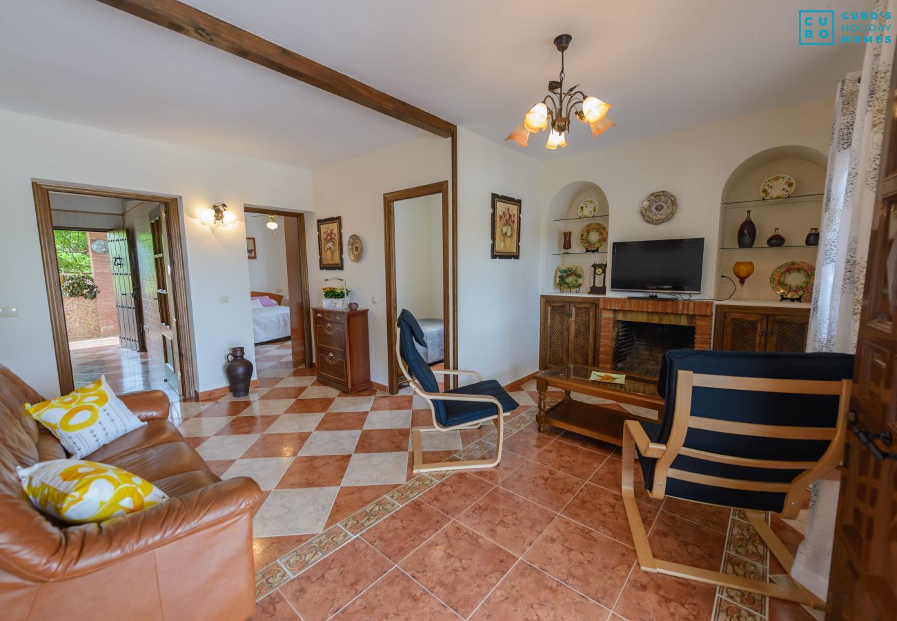 Salon avec cheminée de cette ferme à Alhaurín el Grande