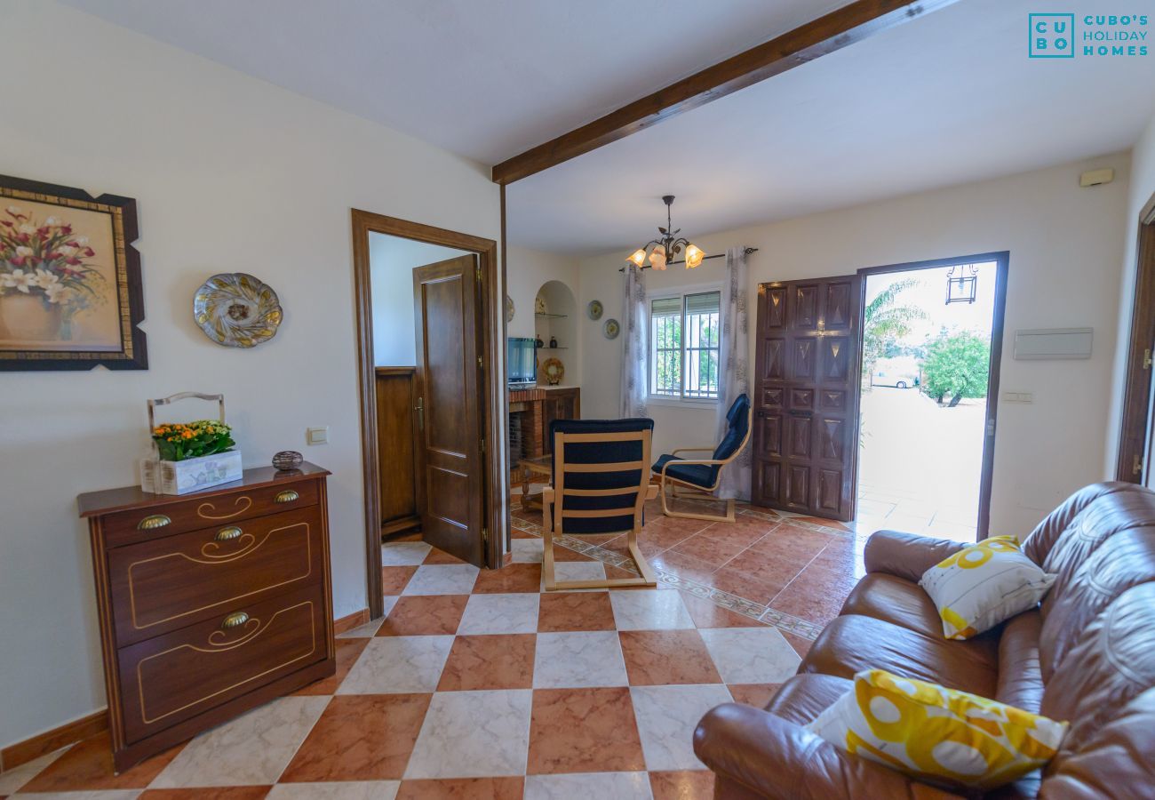 Salon avec cheminée de cette ferme à Alhaurín el Grande