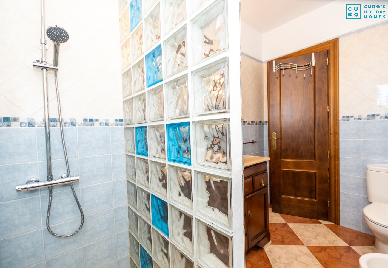 Salle de bain de cette ferme à Alhaurín el Grande