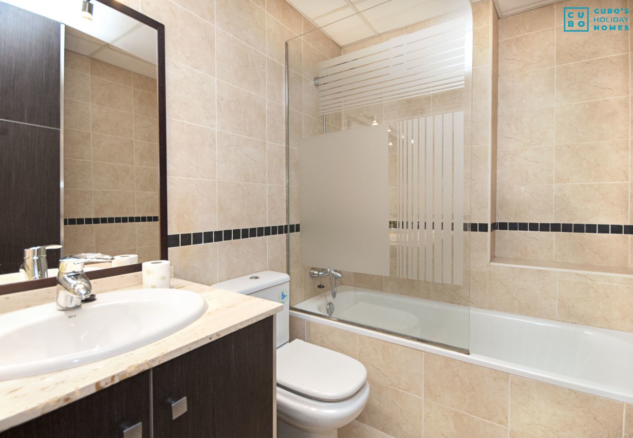 Salle de bain de cet appartement à Fuengirola