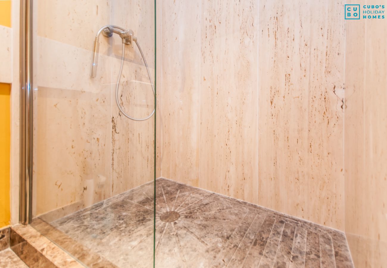 Salle de bain de cette maison près du Caminito del Rey