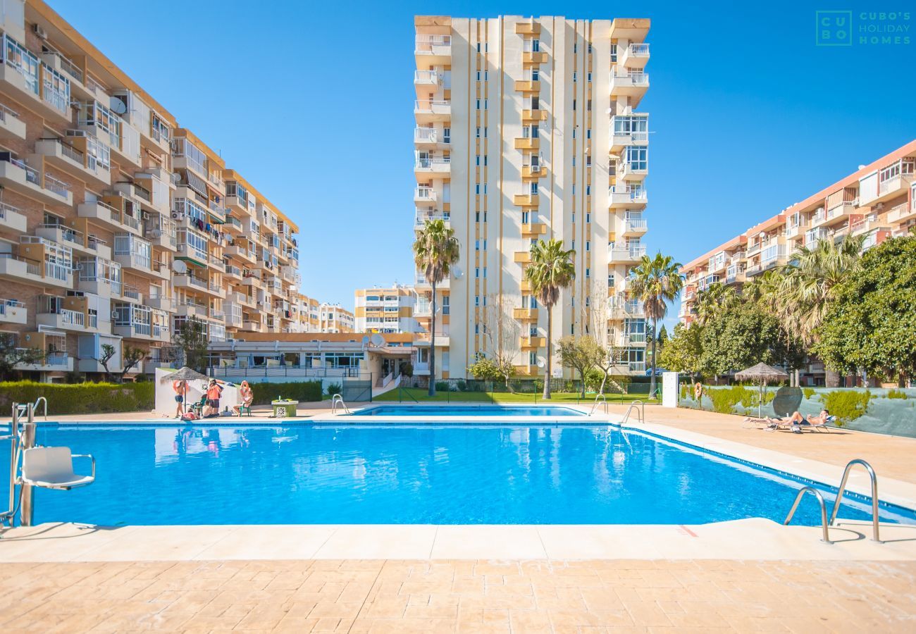 Piscine communautaire où se trouve le studio. Plage à proximité du logement.