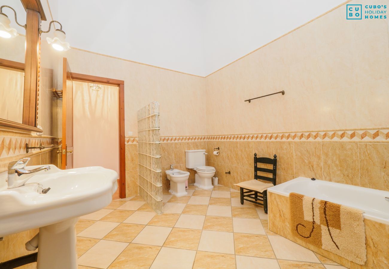 Salle de bain de cette ferme à Alhaurín el Grande