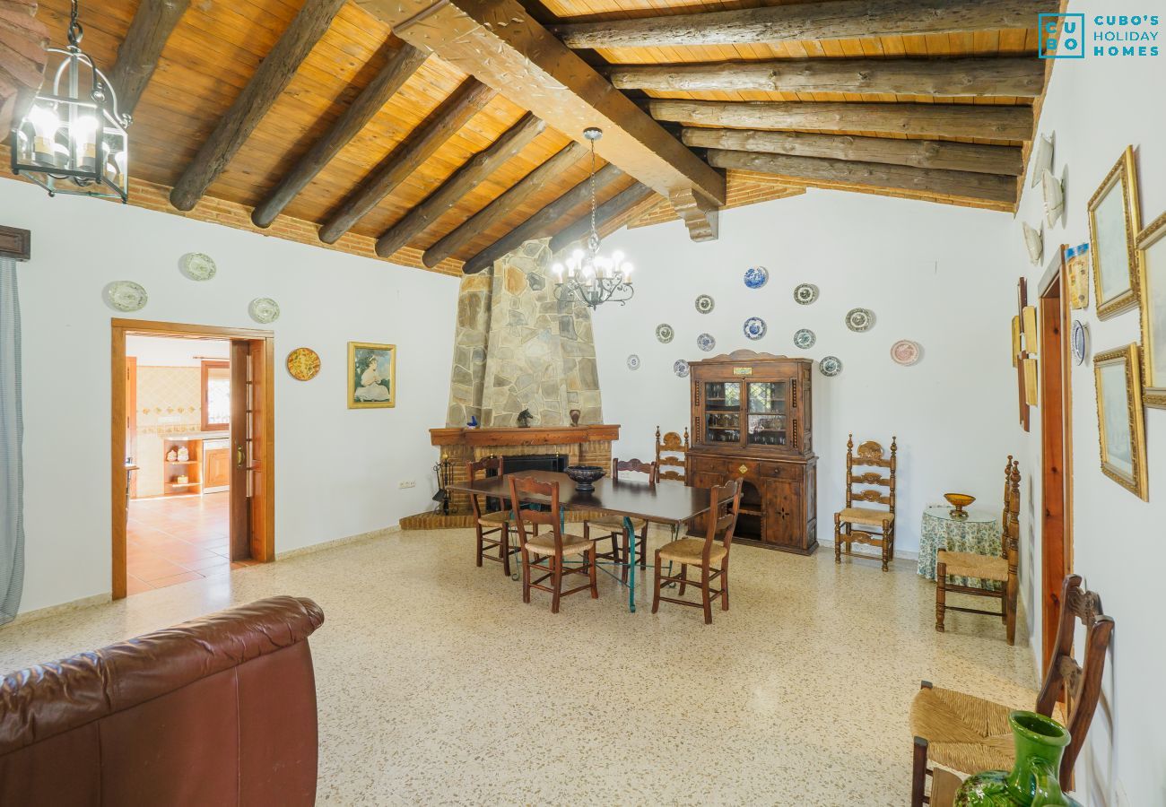 Salle à manger de cette ferme à Alhaurín el Grande