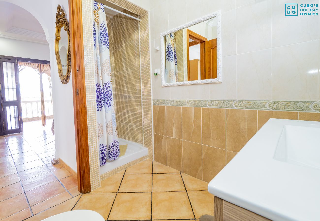 Salle de bain de cette Finca à Coin