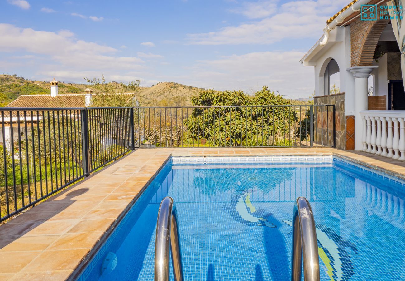 Piscine privée de cette Finca à Coín