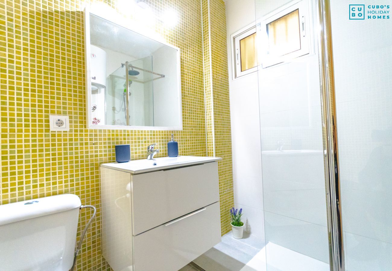 Salle de bain de cet appartement à Benalmádena