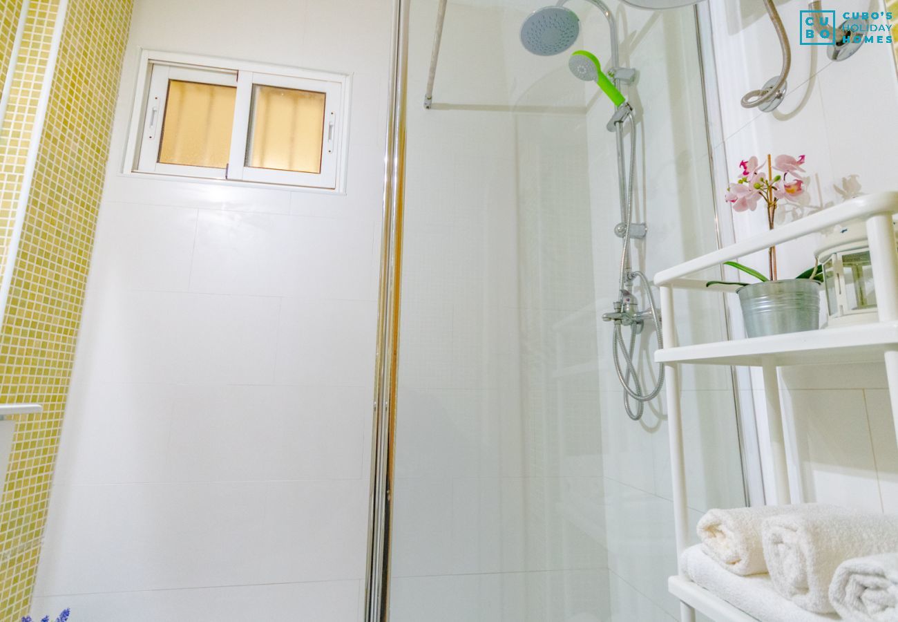 Salle de bain de cet appartement à Benalmádena