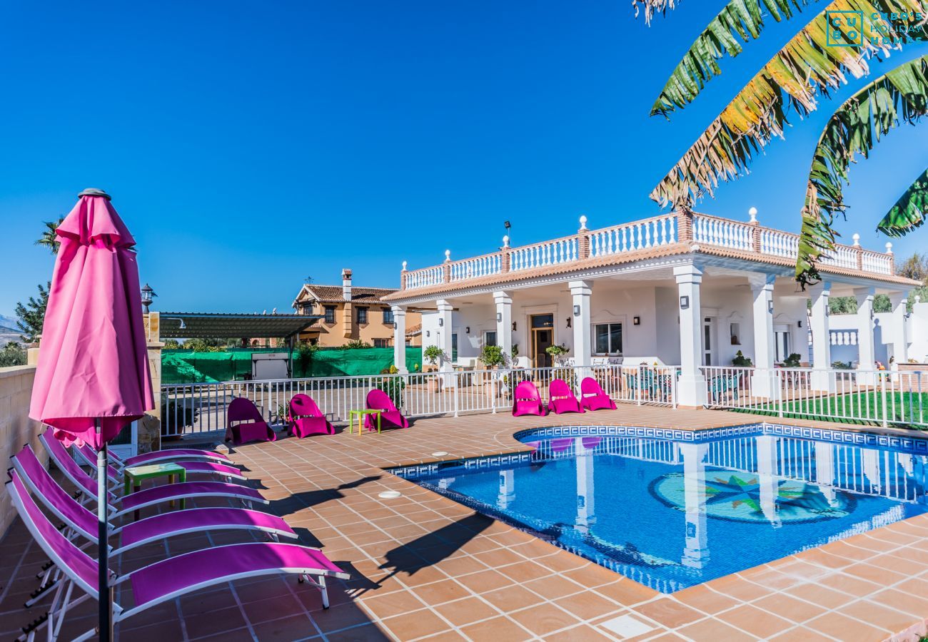 Piscine privée clôturée dans son périmètre.