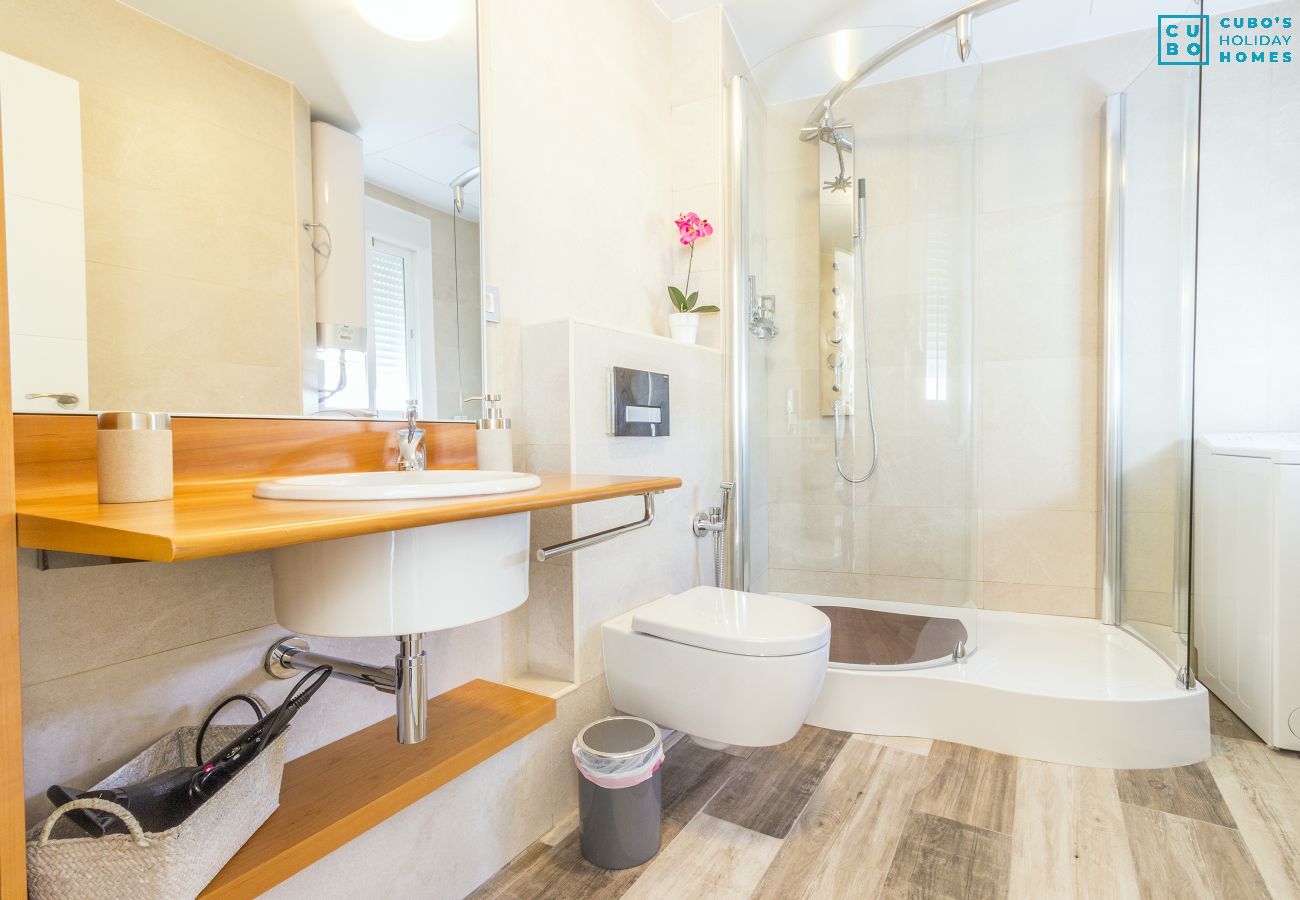 Salle de bain de cet appartement à Alhaurín el Grande