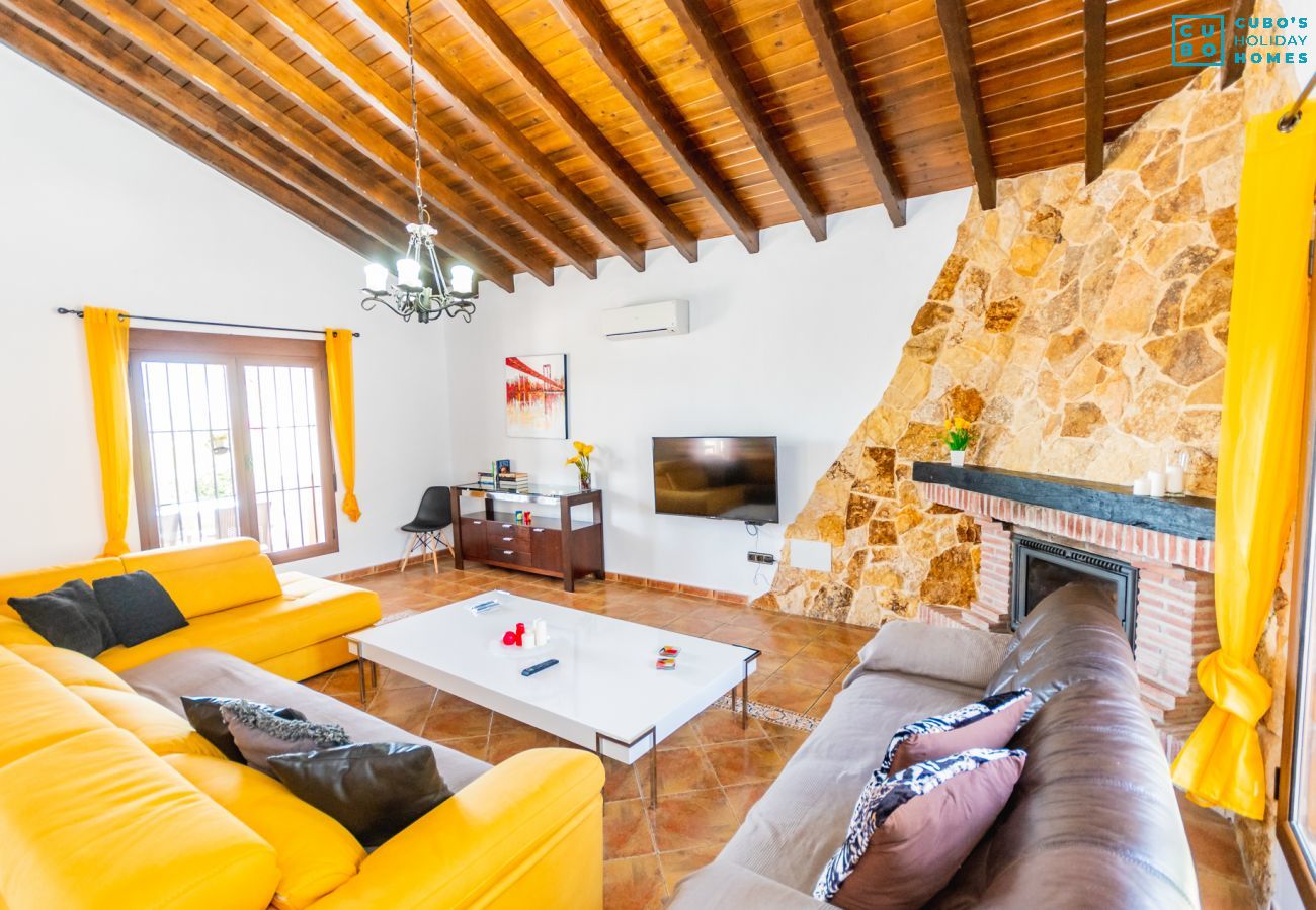 Salon avec cheminée dans cette villa à Alhaurín el Grande