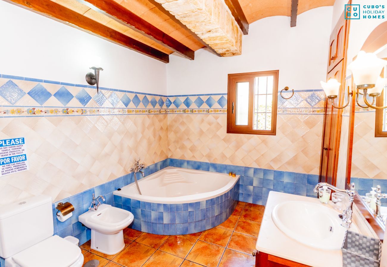Salle de bain de cette villa à Alhaurín el Grande