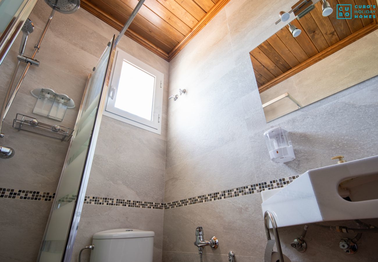 Salle de bain de cette villa à Alhaurín el Grande