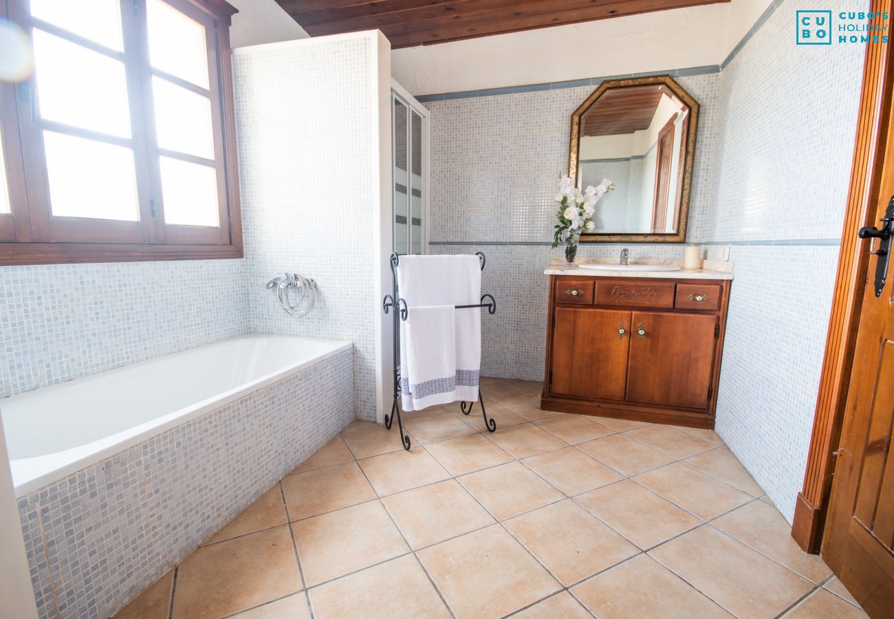 Salle de bain de cette Finca à Alhaurín el Grande