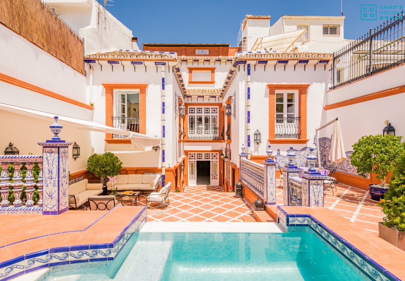 Piscine privée de cette maison de luxe dans le centre d'Alhaurín el Grande