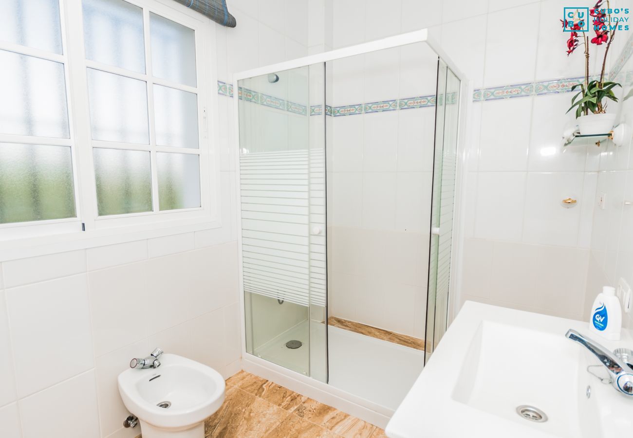 Salle de bain de cette villa à Alhaurín el Grande