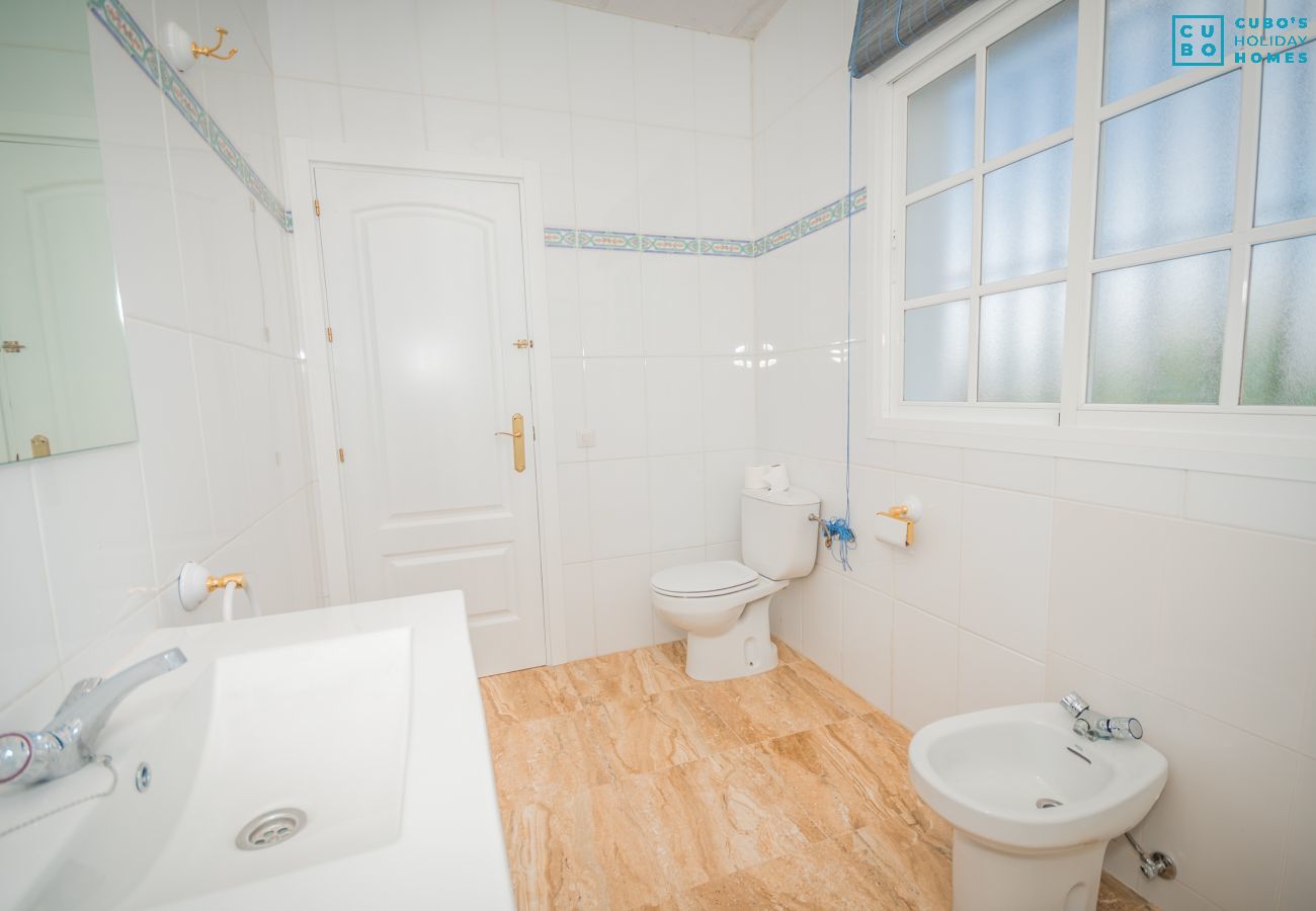 Salle de bain de cette villa à Alhaurín el Grande