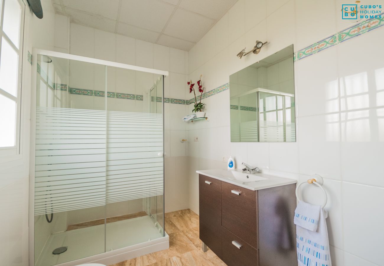 Salle de bain de cette villa à Alhaurín el Grande
