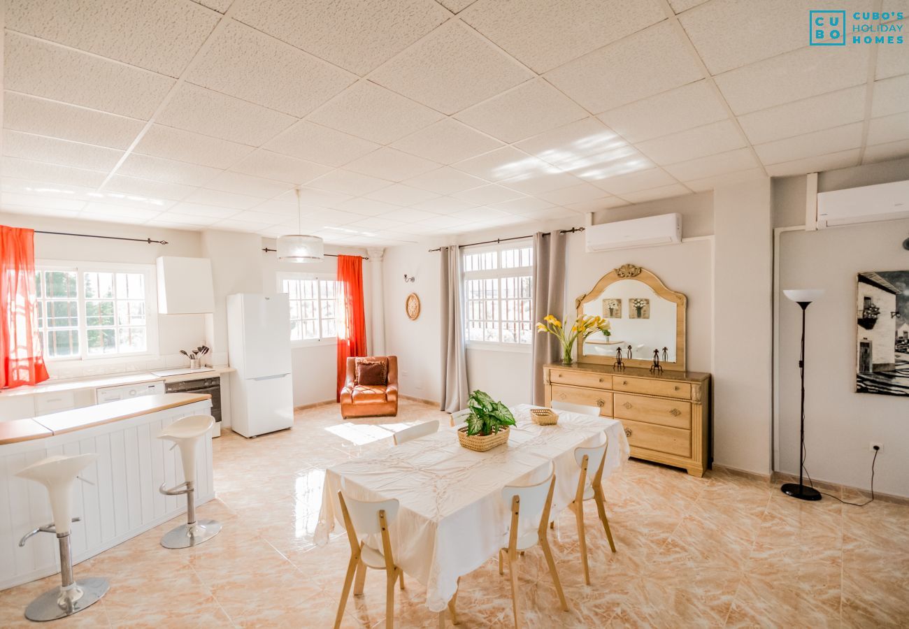 Salle à manger de cette villa à Alhaurín el Grande