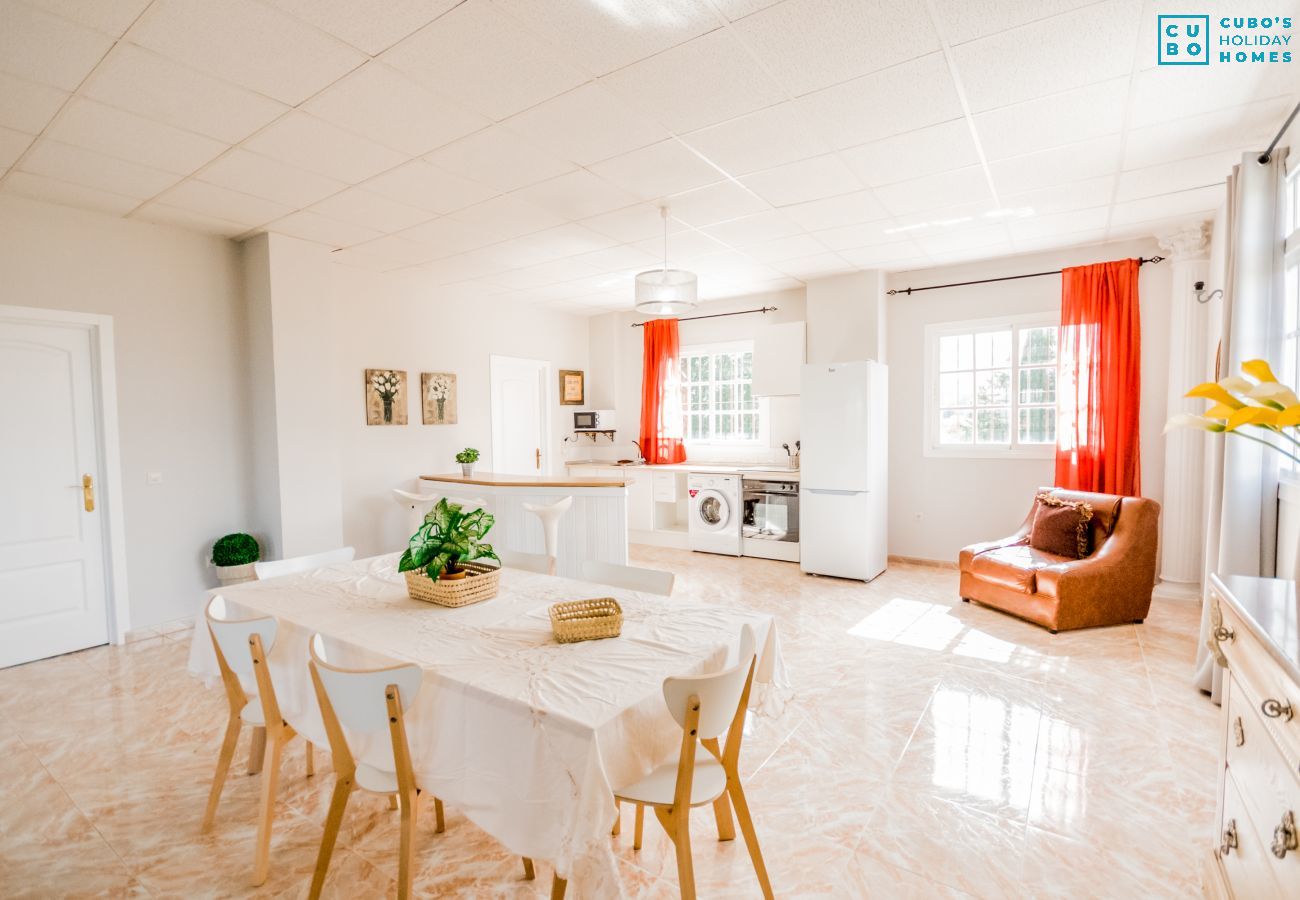 Salle à manger de cette villa à Alhaurín el Grande