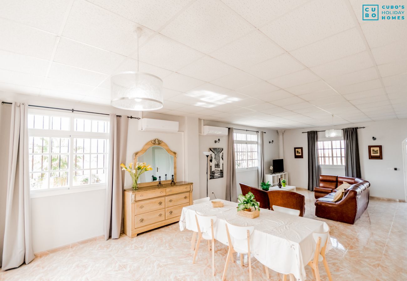 Salle à manger de cette villa à Alhaurín el Grande