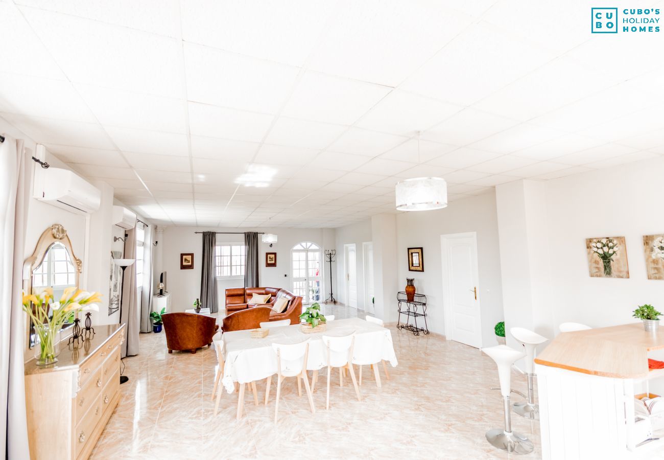 Salle à manger de cette villa à Alhaurín el Grande