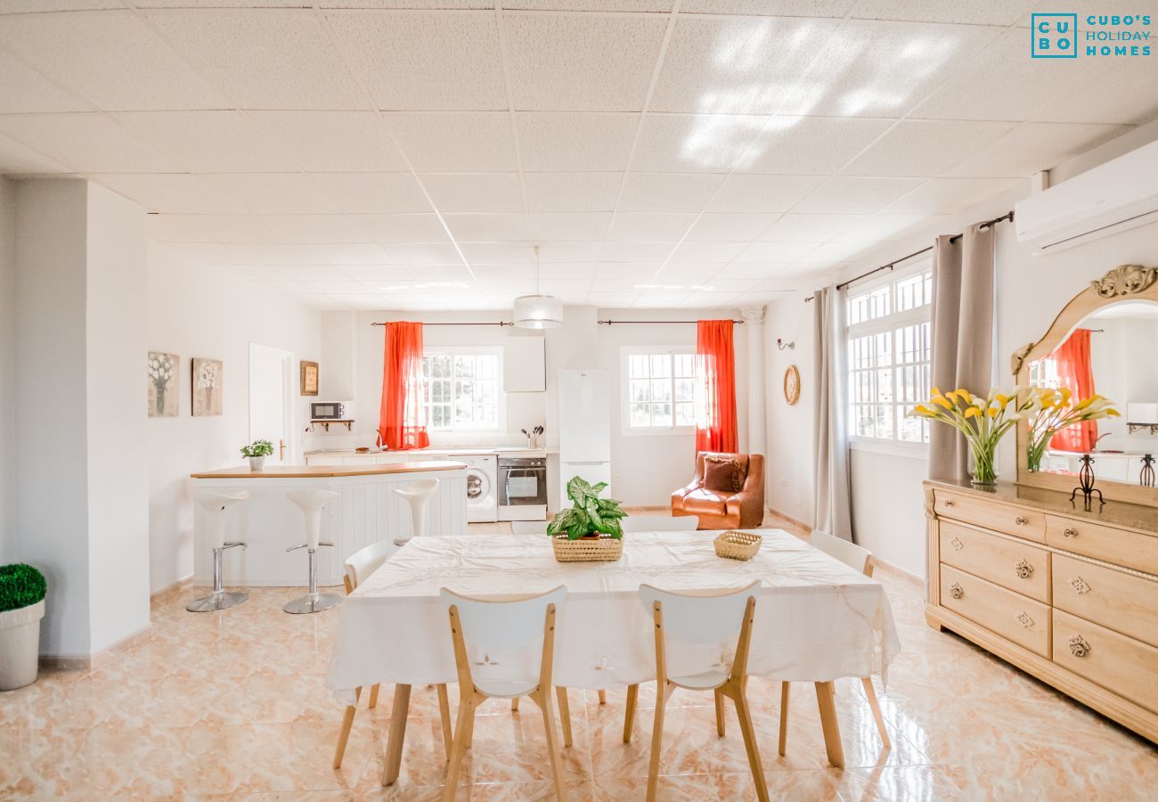 Salle à manger de cette villa à Alhaurín el Grande