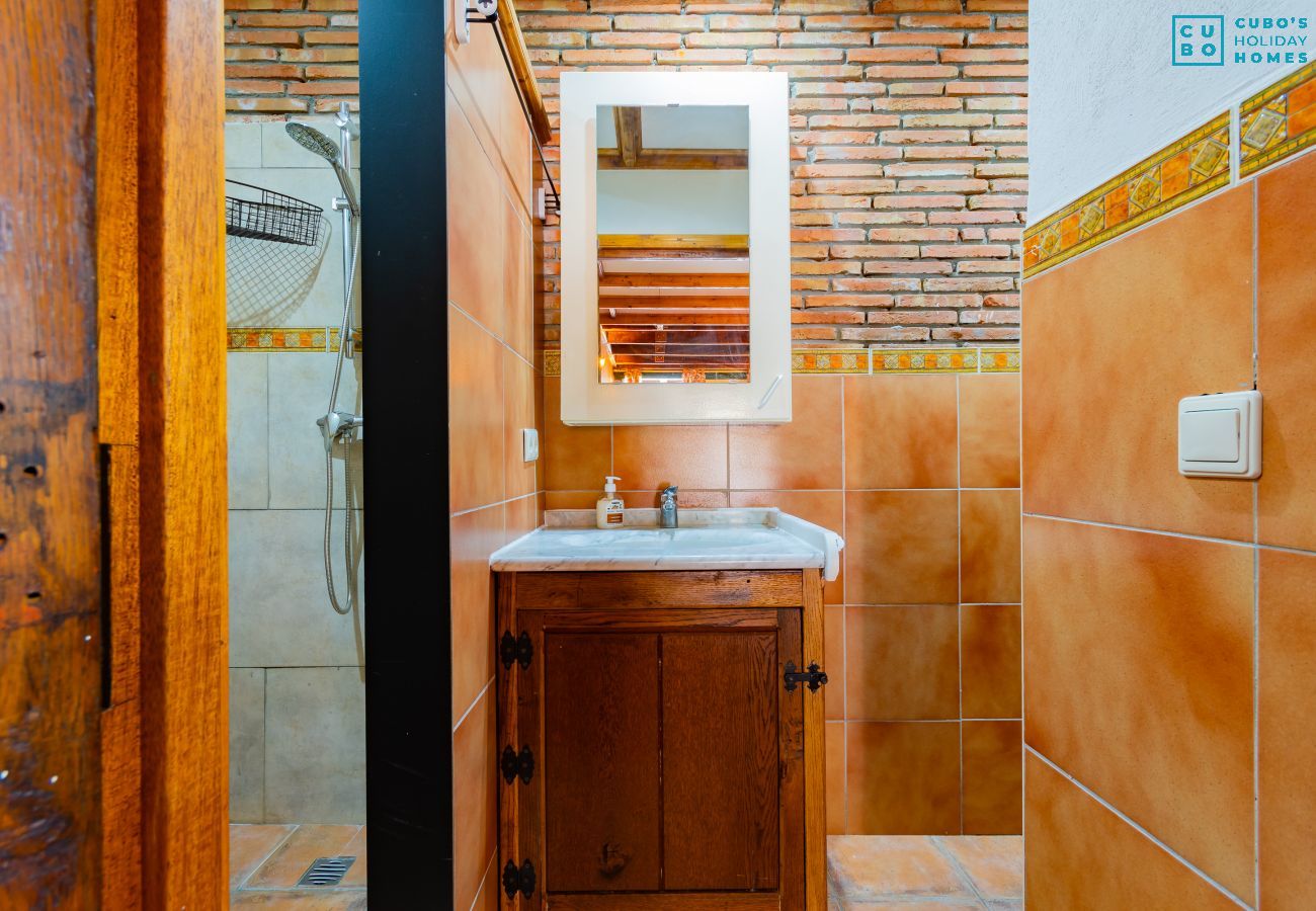 Salle de bain de ces appartements ruraux à Alhaurín el Grande
