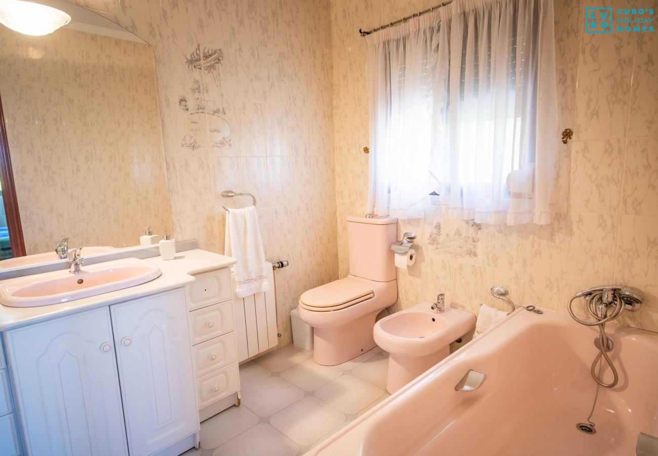 Salle de bain de cette maison de campagne à Alhaurín el Grande