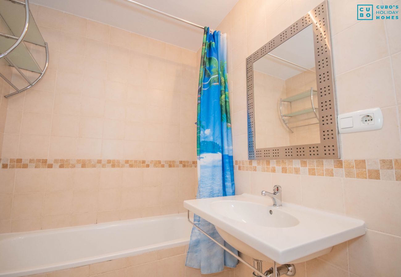 Salle de bain de cet appartement à La Cala de Mijas