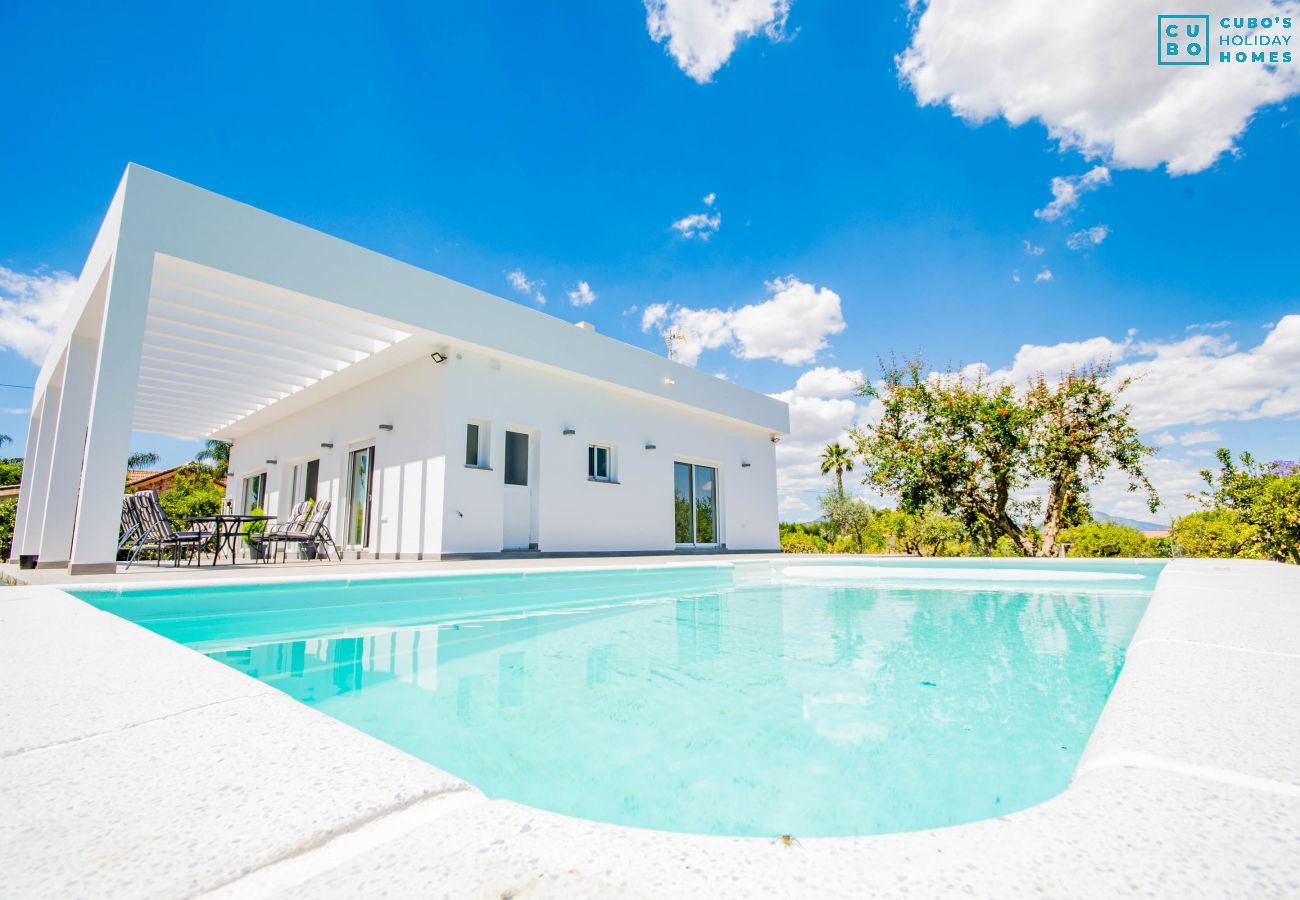 Piscines et extérieurs de cette Villa à Alhaurín el Grande