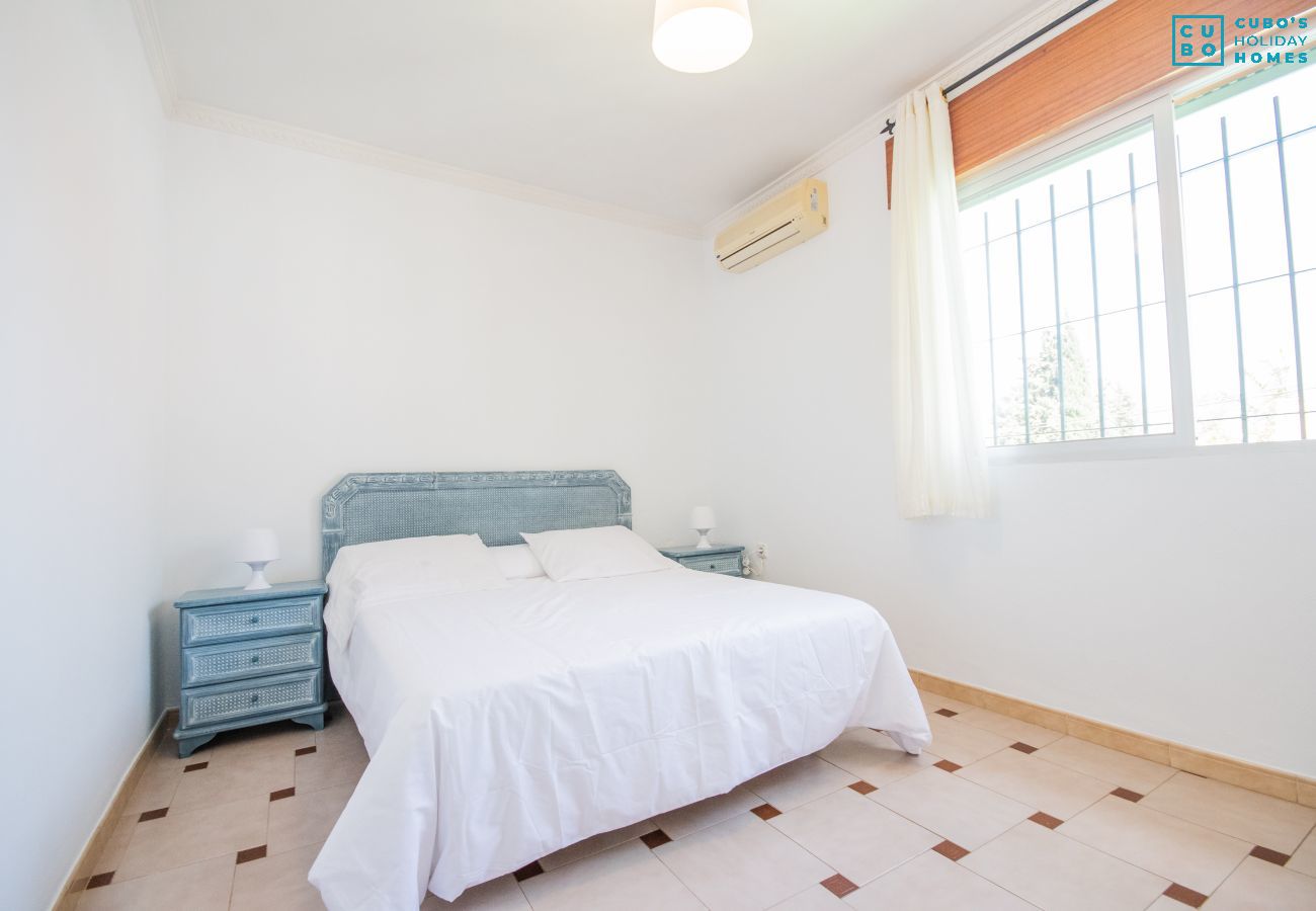 Chambre à coucher de cette maison à Alhaurín de la Torre