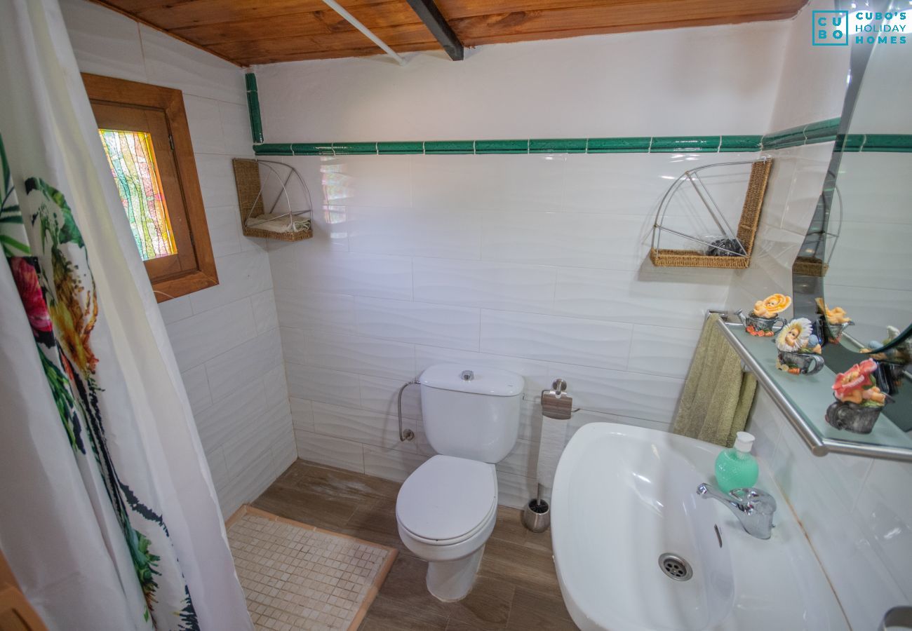 Salle de bain de cette maison en bois à Alhaurín el Grande
