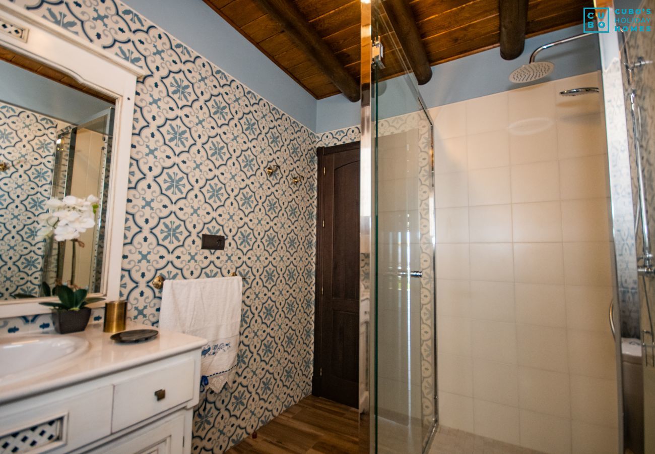 Salle de bain de cette villa à Alhaurín el Grande