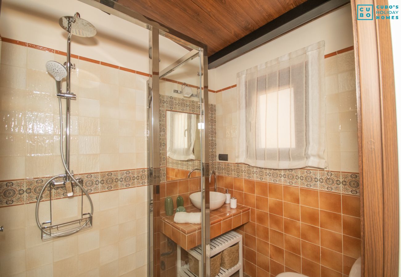 Salle de bain de cette villa à Alhaurín el Grande