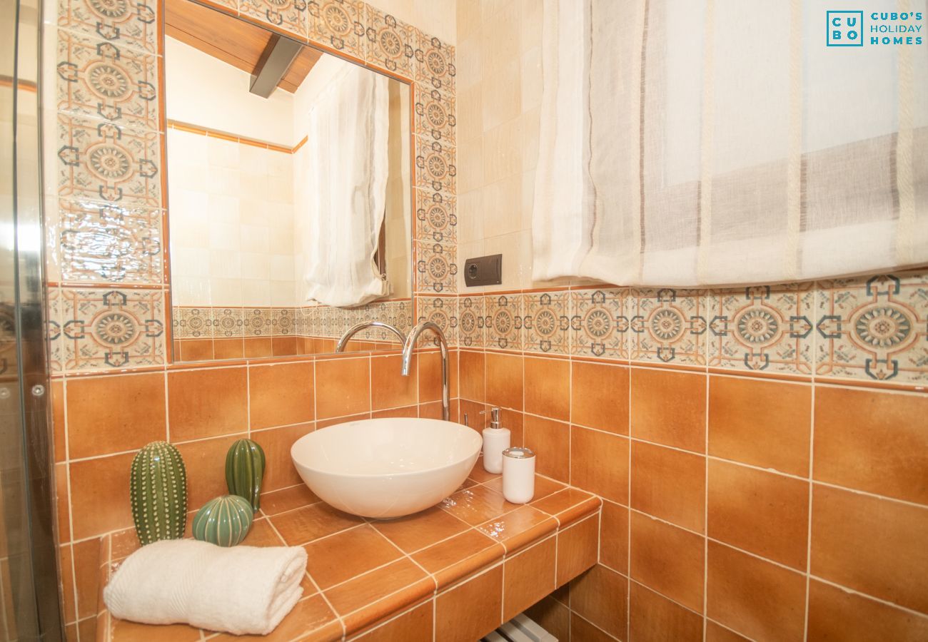 Salle de bain de cette villa à Alhaurín el Grande