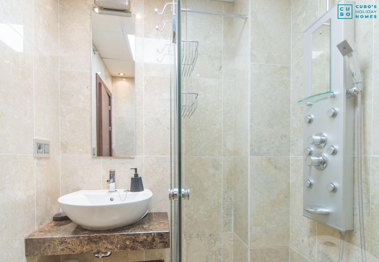 Salle de bain de cet appartement au centre de Malaga