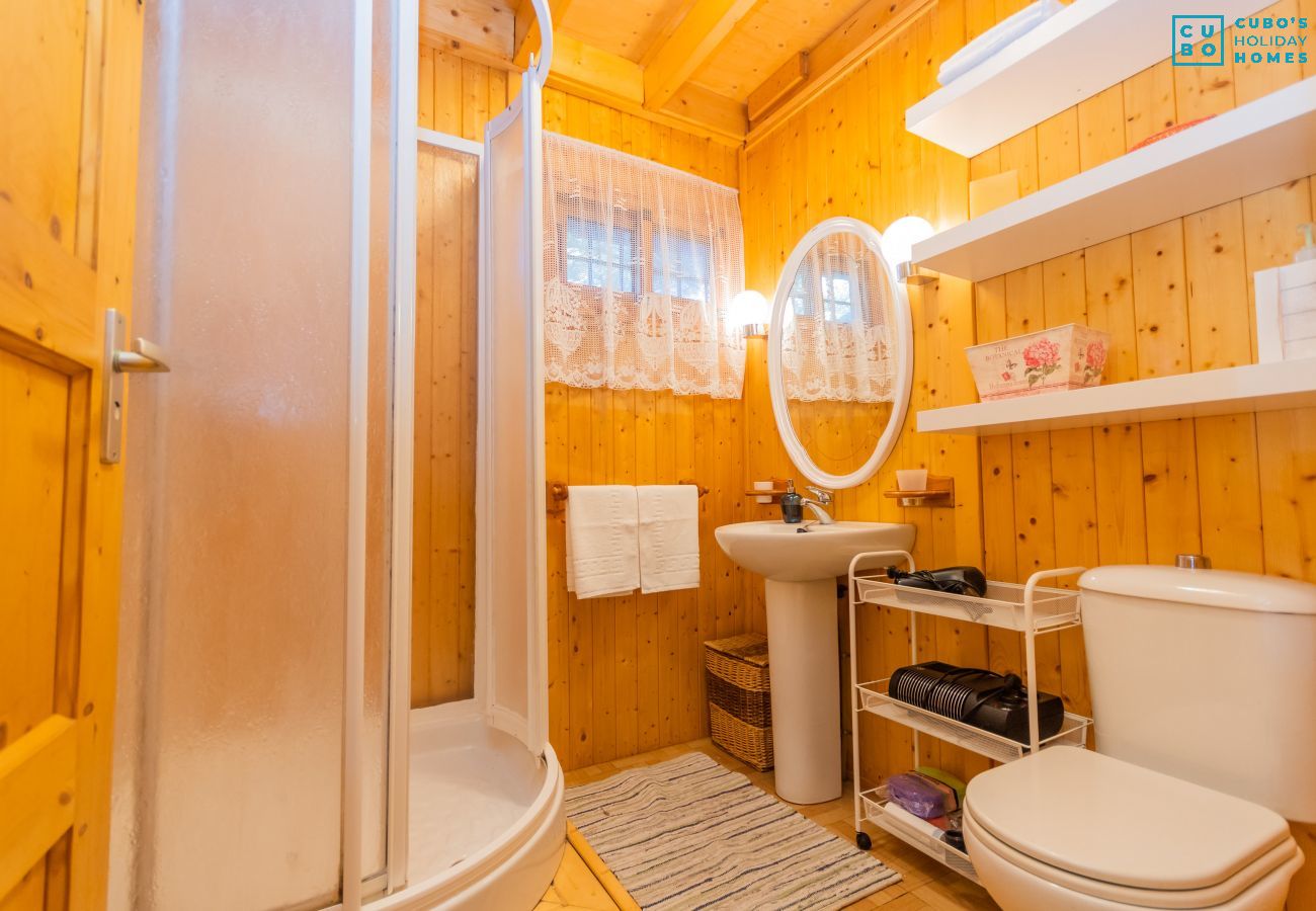 Salle de bain de cette maison en bois à Alhaurín el Grande
