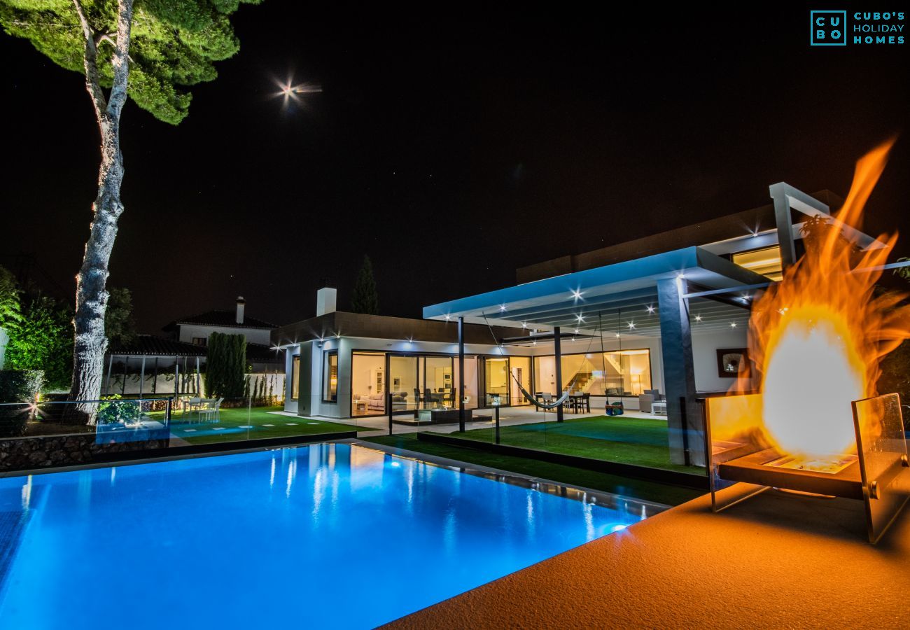 Piscine privée de nuit de la villa de luxe Elena à Alhaurín el Grande, Málaga