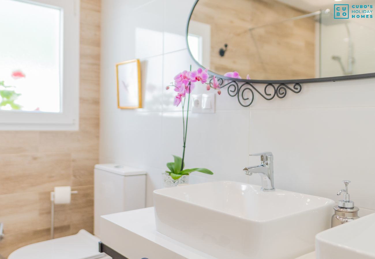 Salle de bain de cette maison rurale à la gare de Cártama