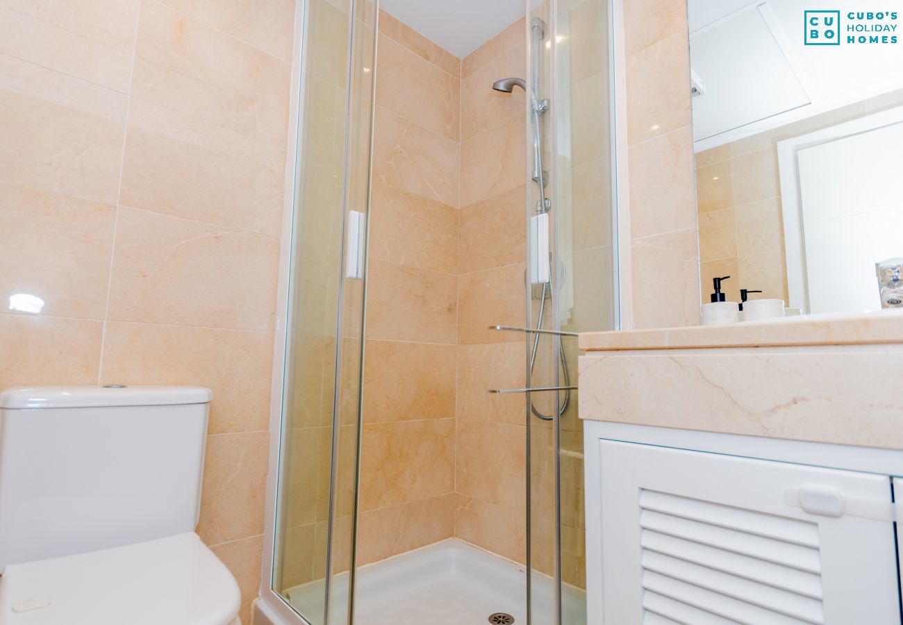 Salle de bain de cet appartement à Marbella