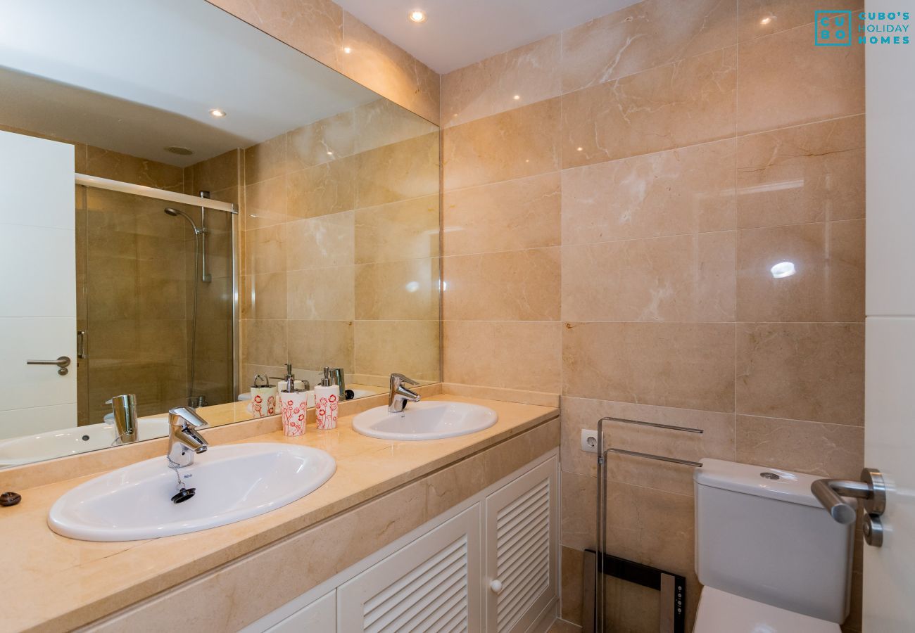 Salle de bain de cet appartement à Marbella