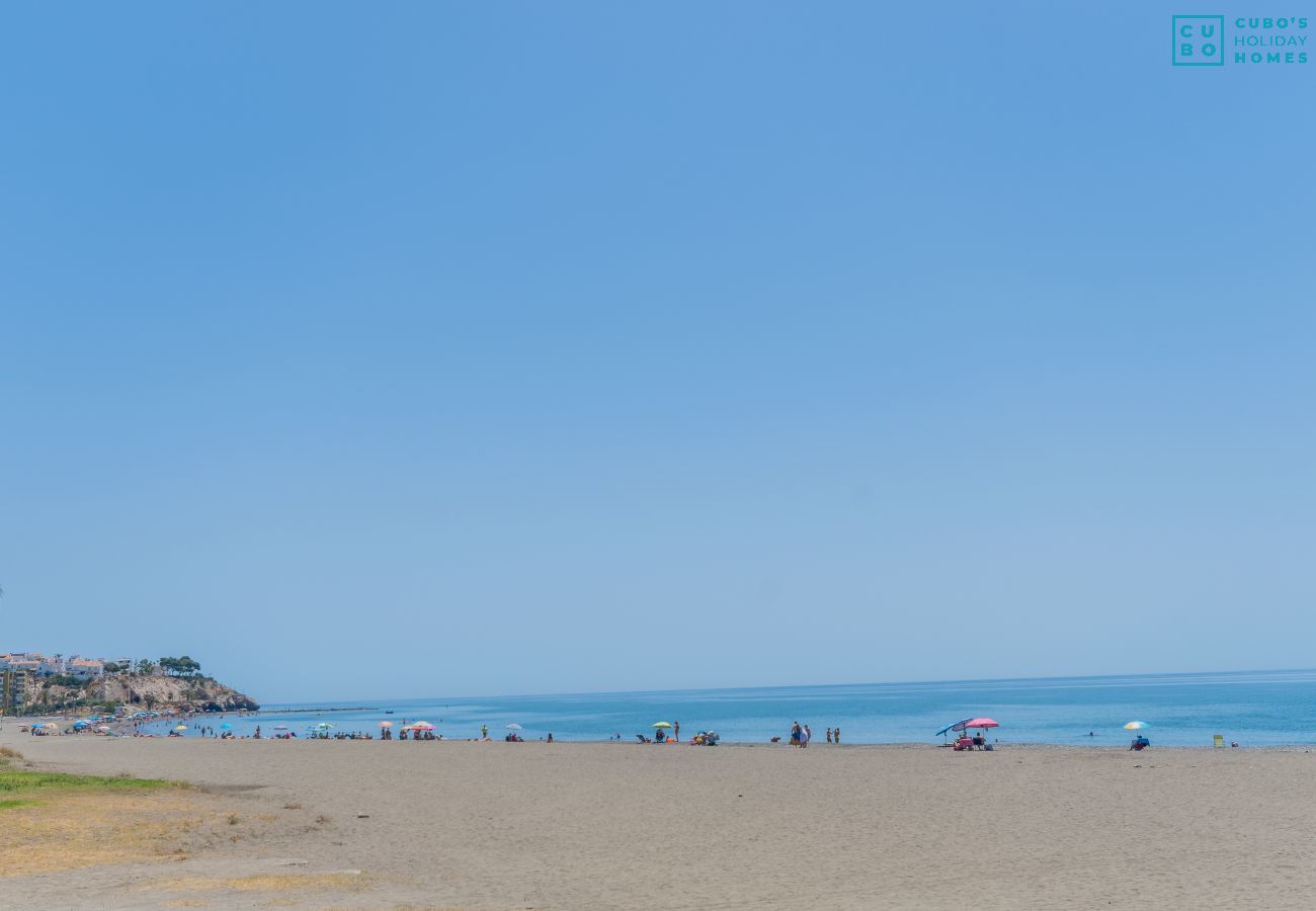 Plage près de cet appartement à Rincón de la Victoria