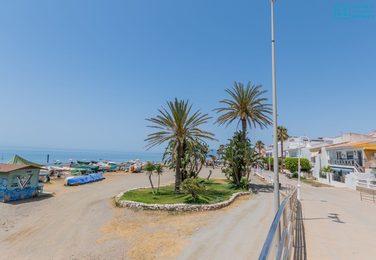 Plage près de cet appartement à Rincón de la Victoria